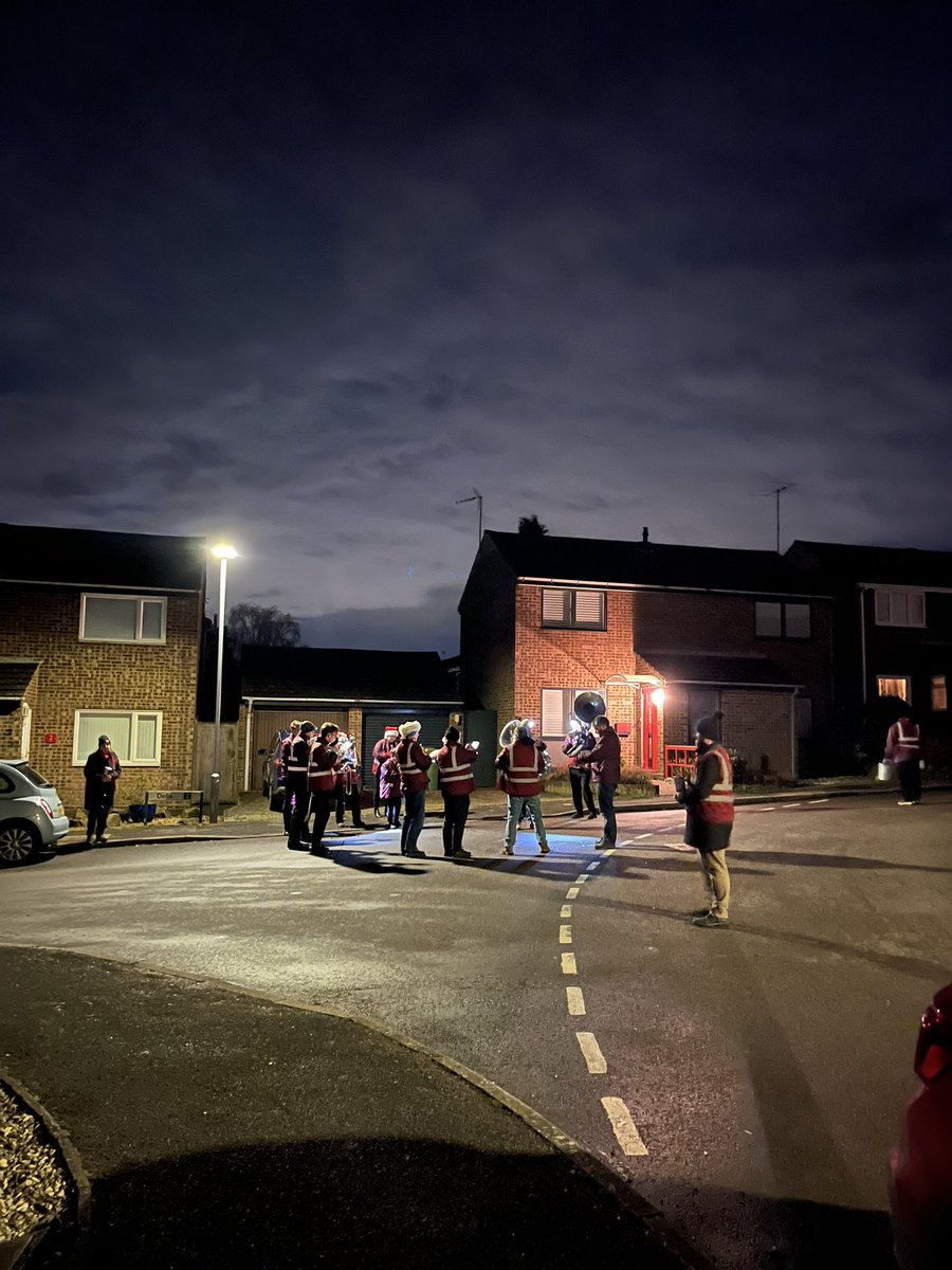 Brass band out on a dreich night playing carols around Olney 👏👍🙏