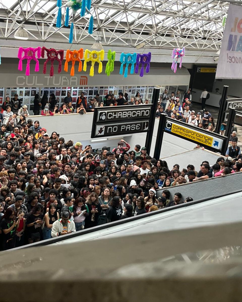 BuzosNoticias's tweet photo. 🚇🎶 TOMA TUS PRECAUCIONES ¡Así luce en estos momentos la estación de metro Chabacano por concierto del grupo Blanko!
@BlnkoMp3🤘🏼
#CDMX 🤯🚊  🎸⚠️ #CaosEnElMetro #CDMX #ConciertoEnElMetro
@MetroCDMX https://t.co/JFNPPpRbNK