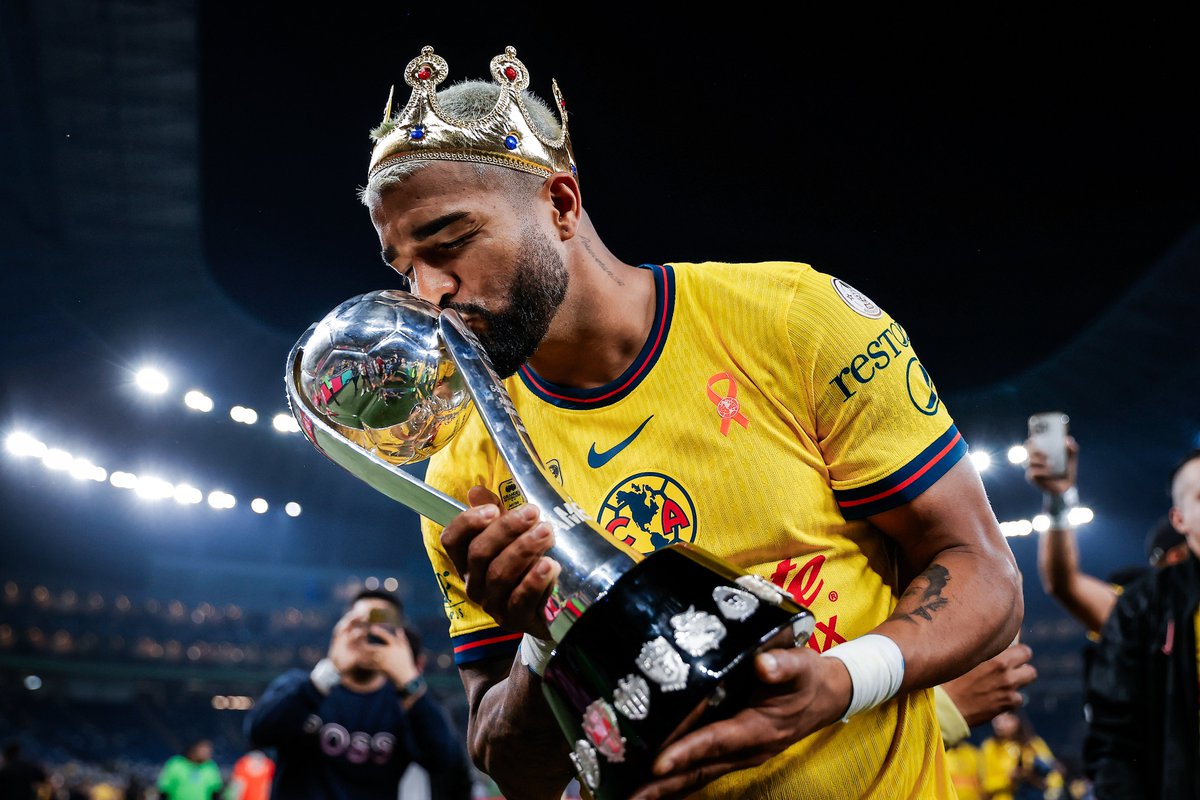 ClubAmerica's tweet photo. "TE AMO SEÑORA, TE AMO" 💙🏆💛😍 https://t.co/q21pV1FQes