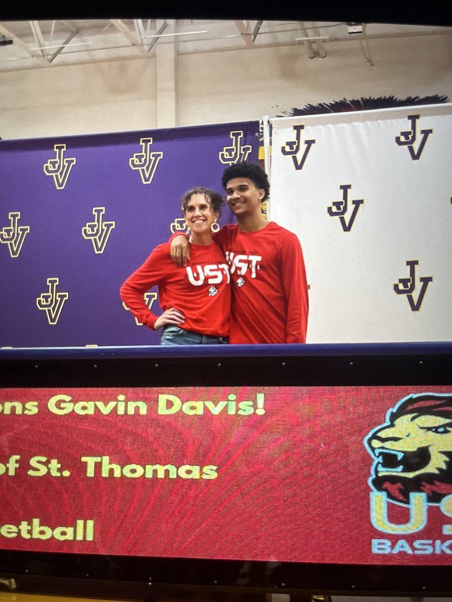 HoopsJV's tweet photo. G-MAN Reaches ‘Sweet Sixteen’
Former Falcon and current Univ. Of St. Thomas shooting guard, Gavin Davis, continues to fill it up in college scoring 16pts vs Division 1 Sam Houston State Univ Tues night in Huntsville
#FalconsStayFly https://t.co/h1Ns8Mn46Z