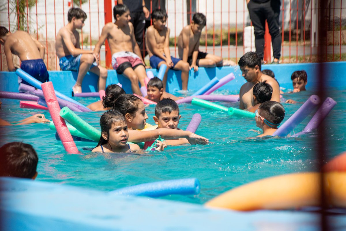 TeresitaMadera's tweet photo. Es hermoso ver a nuestros niños y niñas disfrutar juntos. 🌞 Que este sea un veranito lleno de risas, juegos y momentos inolvidables. 

En esta linda jornada en Chamical dimos apertura a la Colonia de Vacaciones Municipal que funciona en el CEF N°1

Junto a nuestro gobernador @QuintelaRicardo y la intendenta @DoraRRodriguez
trabajamos siempre para brindarles lo mejor! 💕