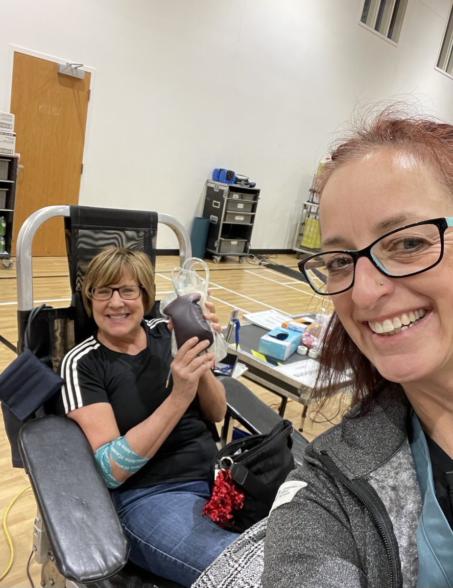 Lori celebrated her 100th whole blood donation in Sherwood Park earlier this month! 

As an x-ray and lab technician, Lori has drawn a lot of blood throughout her career. Now she chooses to give back to the community and save lives as part of Canada's Lifeline! 

Thank you, Lori