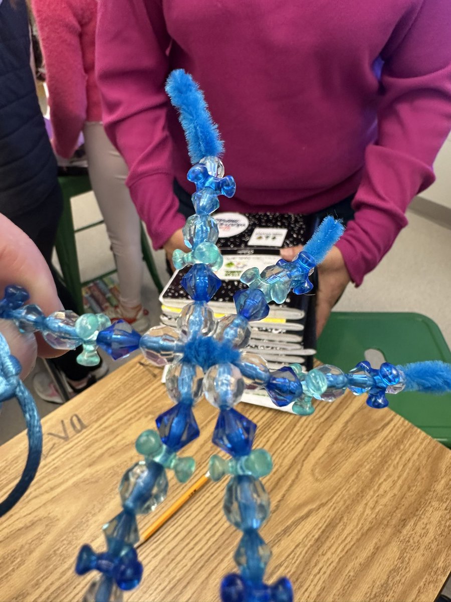 STEMbieda's tweet image. Snowflakes ❄️ and symmetry! 4th graders explored the beauty of nature and math today, creating snowflake designs while connecting to geometric concepts like symmetry, angles, and patterns. Math meets art in winter wonderland learning! #GeometryInNature #STEAM @alexiamariae…