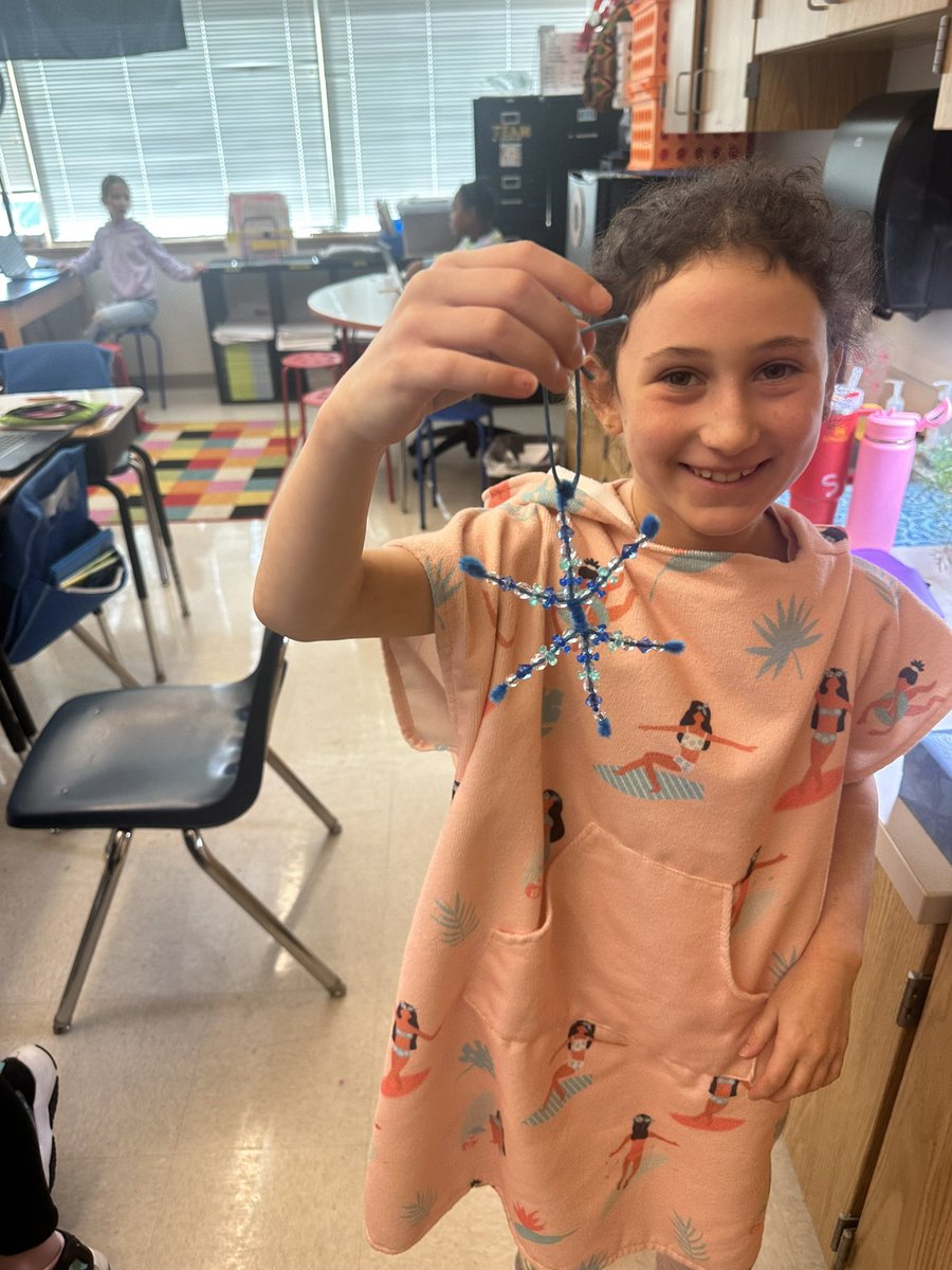 STEMbieda's tweet image. Snowflakes ❄️ and symmetry! 4th graders explored the beauty of nature and math today, creating snowflake designs while connecting to geometric concepts like symmetry, angles, and patterns. Math meets art in winter wonderland learning! #GeometryInNature #STEAM @alexiamariae…