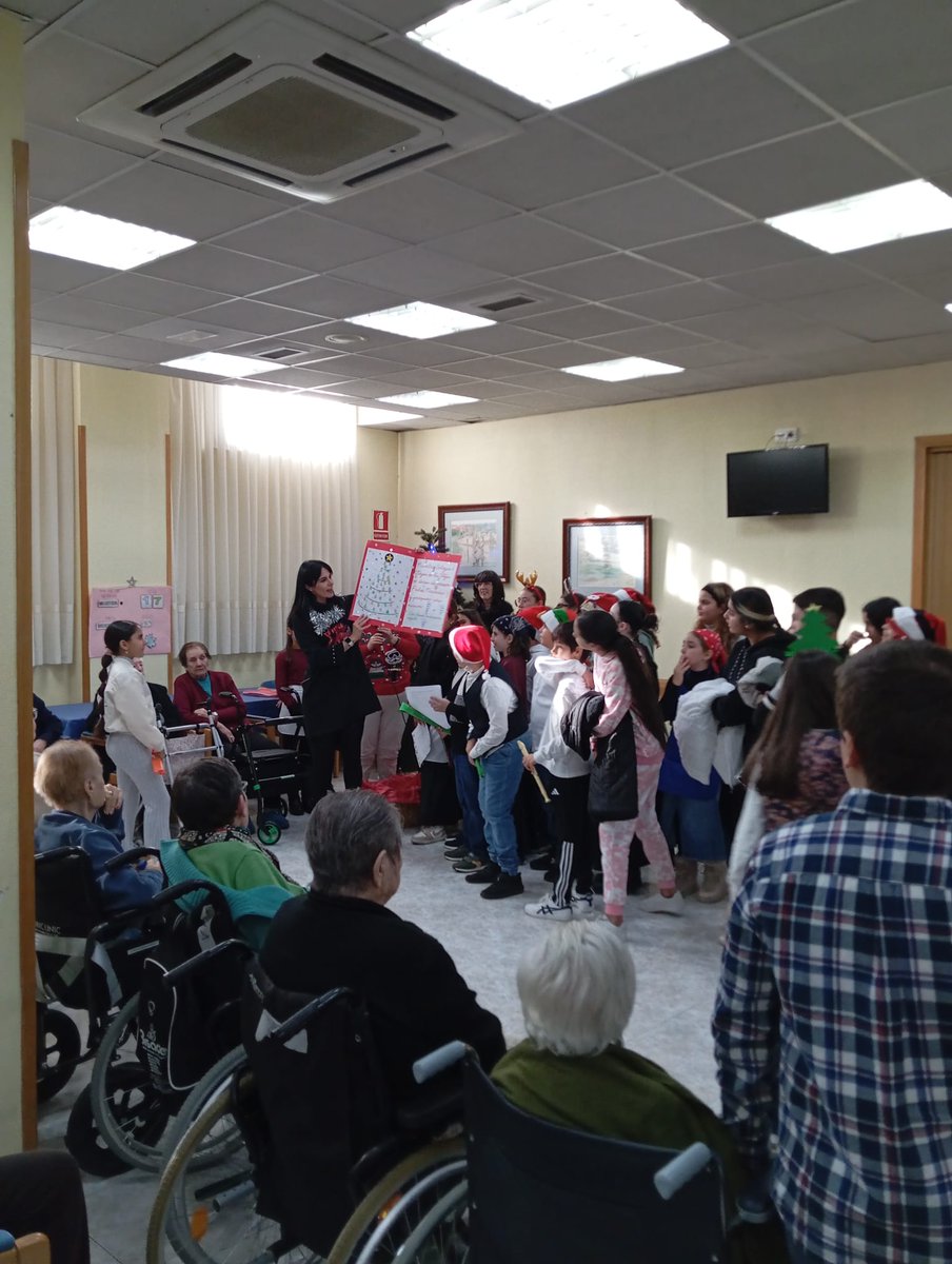 Los alumnos de quinto y sexto de primaria visitan la residencia Costa Zurguén para llevar alegría a los residentes con villancicos.
¡Una experiencia preciosa y muy emotiva!