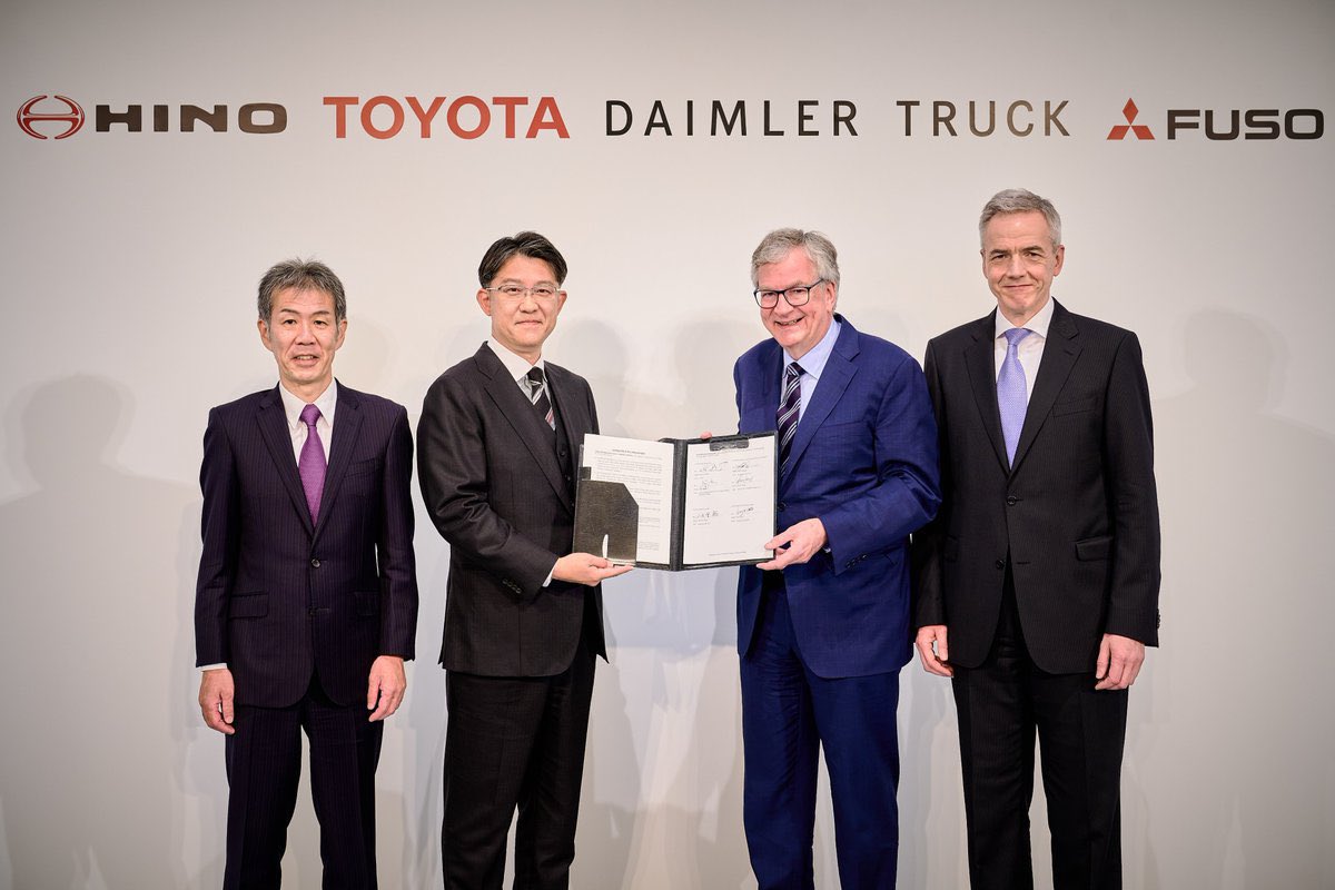 trucknakanohito's tweet photo. 覚えていますか？三菱ふそうと日野が統合する事を発表したことを。それぞれの親会社のトヨタとダイムラートラックは統合した新会社の株式を同じ割合で保有して、統合した会社は上場を目指すと発表していた。そして統合は24年度内の完了を目指していたことを…… https://t.co/3O3sMWARMP