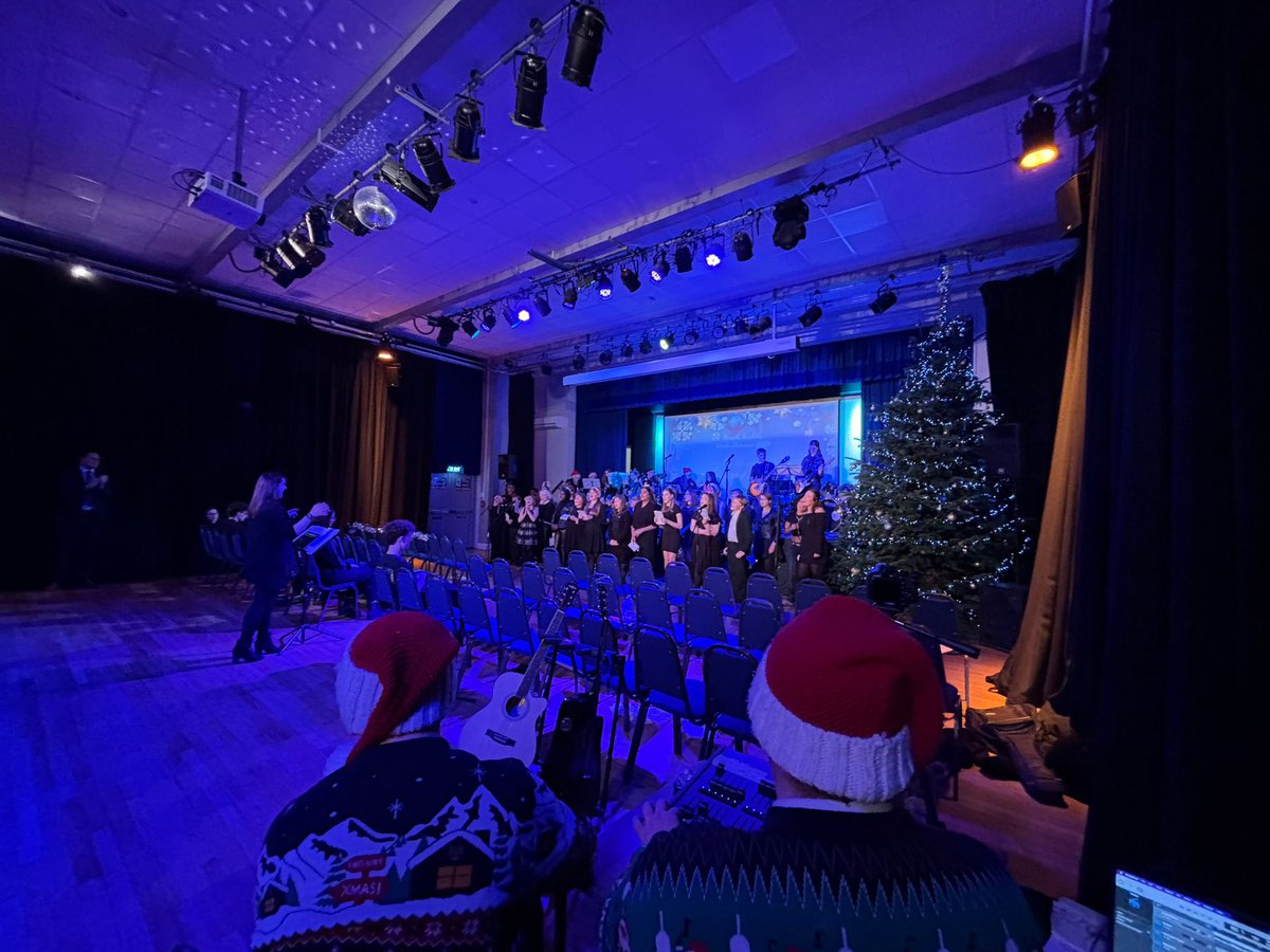 StreetlyMusic's tweet photo. Well done to all our performances tonight you were all wonderful!! Wishing all a meet Christmas and a happy new year!! @StreetlyAcademy https://t.co/89KpNrG1vG
