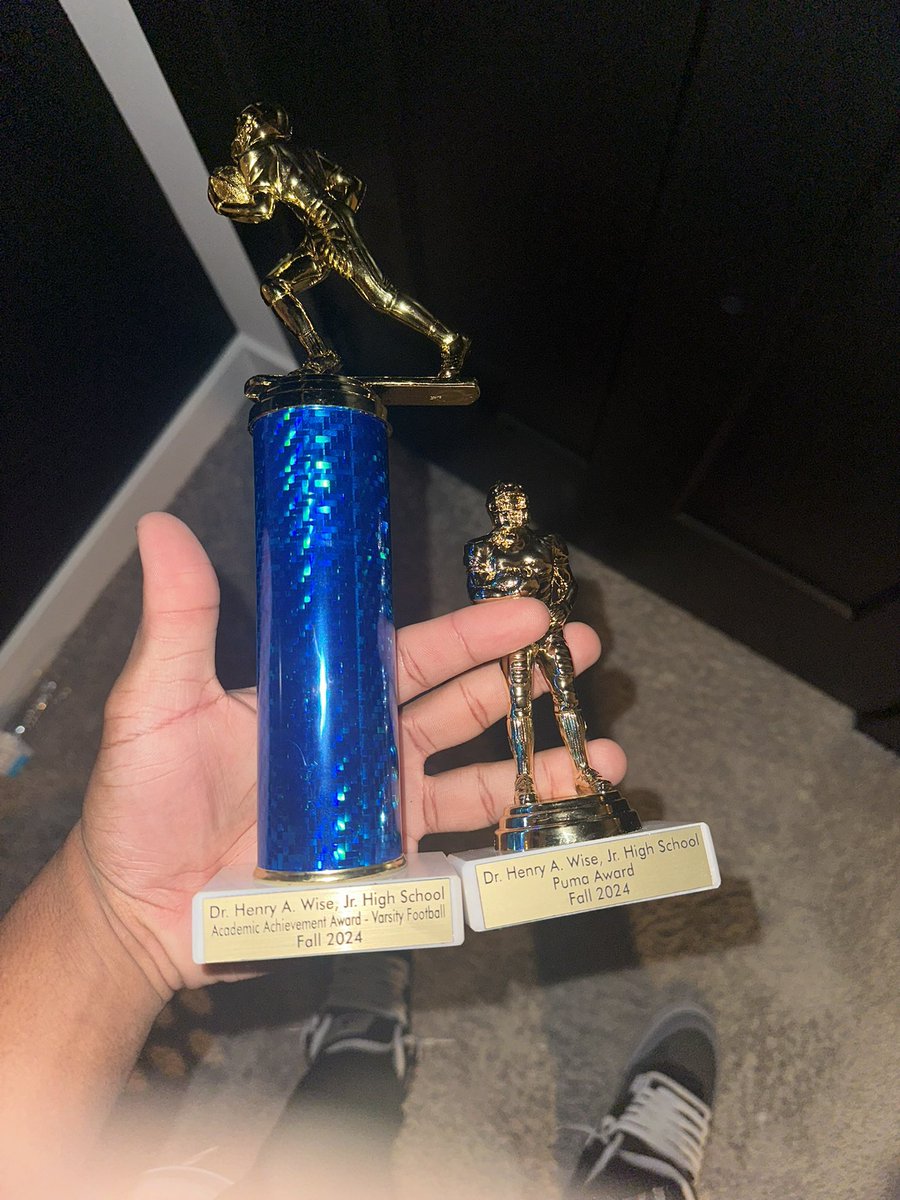 Kam_parker9's tweet image. Last night was a good night I was able to receive the academic award and the puma award at the fall banquet
@CoachRapp_O @WisePumaSports