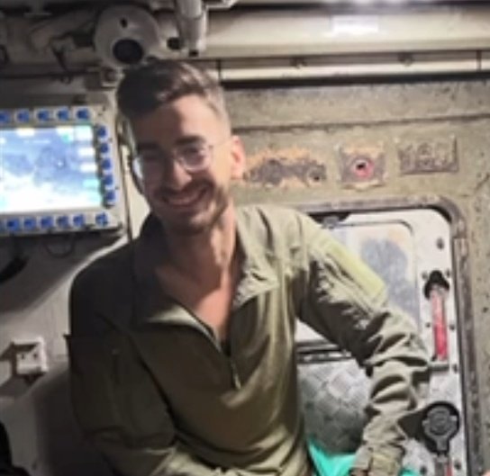 HindRFoundation's tweet image. 🚨🚨 Breaking: Israeli war criminal Gal Ferenbook, seen in a video boasting about the killing of a Palestinian civilian and mocking their body as a trophy, is now in Colombo, Sri Lanka.
The #HindRajabFoundation has officially notified Sri Lankan authorities, demanding his arrest.…