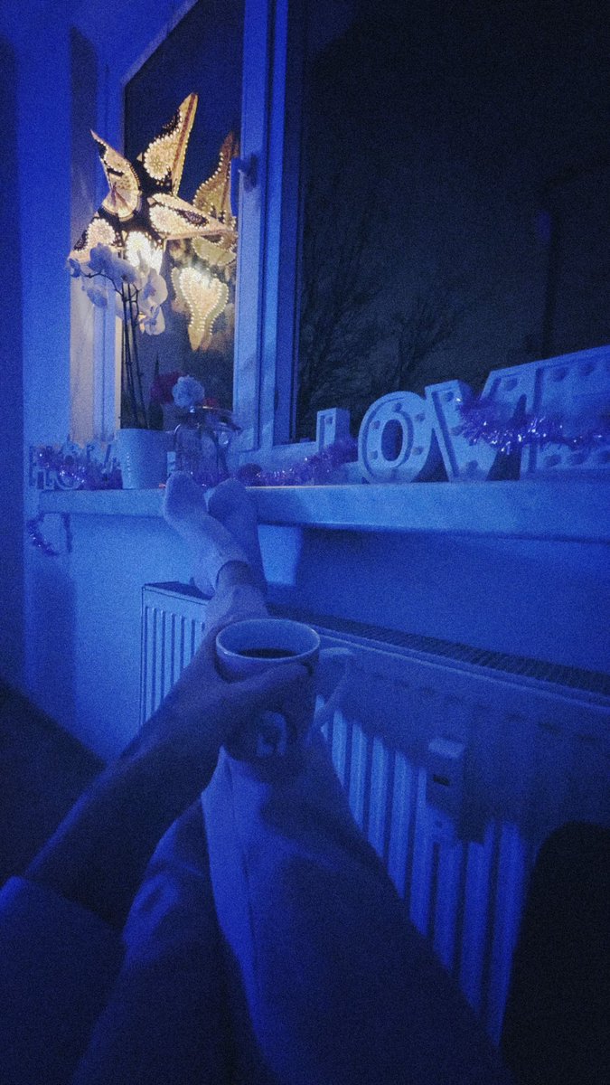 NxExNxi's tweet photo. Manch einer guckt vielleicht Tatort oder hat wilden Sex oder weiß der Geier & ich habe ein neues Abendritual gefunden und nenne es 👇🏻

- Black coffee sitting in a leather armchair by the open window - 🤣 

Oder: 

White socks in the moonlight 😁

#MachtJaAuchVielSelten

Das einzige Geräusch was durch die heranbrechende Nacht erklingt ist Nachbars rollige Mitz 😂

Habe 3 Stunden gepennt und bin jetzt hellwach, so ein Mist 🫣
Überlege gerade was ich machen könnte, malen nach zahlen fällt schon mal aus aber hab noch Wolle im Schubfach, vielleicht häkeln ? 😂 
Wie wär's mit dezenten violetten Wollsocken ? 🤔

Muss gerade selbst über meine Blödheit lachen, das bedeutet nix gutes oder ? 🫣😂

#WennSchonDoofDannMitHumor
#NTL #AllesWeglachen #MitHumorGehtSoManchesBesser
#BlackCoffee #blackasnight #WhiteSocks #Einhornliebe #photooftheday