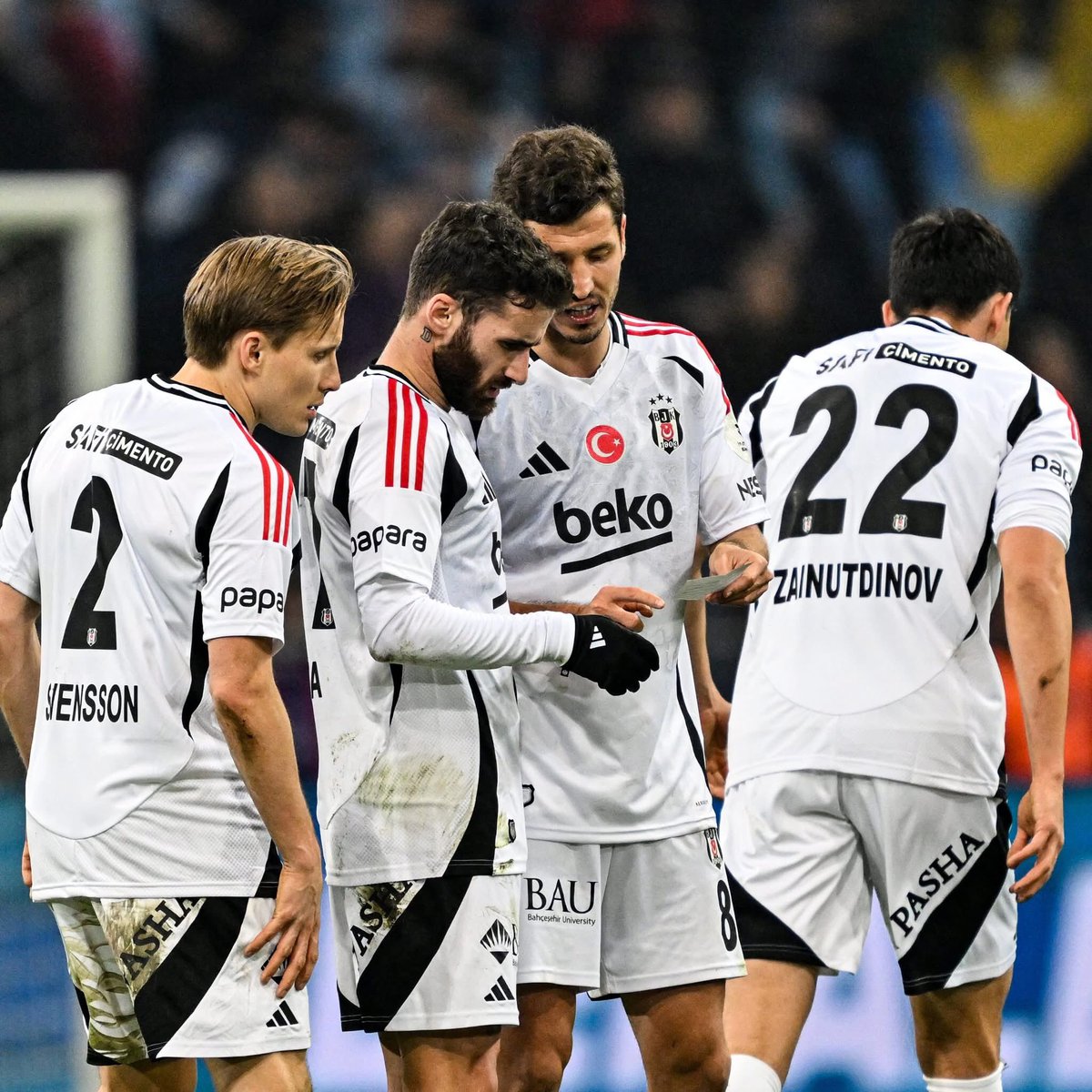 Hüseyin Yücel: "Fenerbahçe ve Adana Demirspor maçında verilen mücadeleyi kıyaslayamayacağım çünkü ortada mücadele yok. İçimiz kan ağlıyor ancak tek sorumlu biz değiliz, bundan futbolcular da sorumlular. Fenerbahçe maçında primleri alıp maaşları alınca güzelken Adana Demirspor