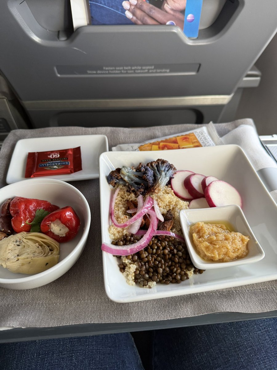 ESCunningham's tweet photo. @AmericanAir pre-ordered my FC meal today on flight 840 from LGA to MCO and ordered the salmon grains and greens bowl. Pic is what was delivered…no salmon to be seen. FA said they didn’t know what happened as meals as prepackaged and they do t have any control over it. https://t.co/4H7Z4xIVpZ
