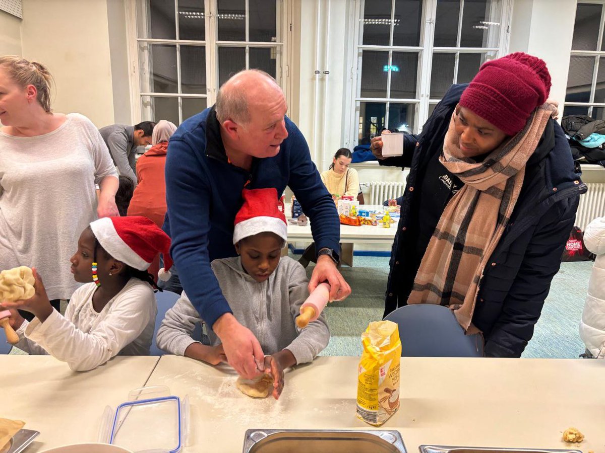 PolizeiBerlin_P's tweet photo. Backen🍪 &amp; Prävention👮‍♀️?
Wie das zusammengeht, zeigten unsere Kolleg. gemeinsam mit #kbna heute an der Carl-Kraemer-GS in #Gesundbrunnen.
Hier geht es um Nähe aufbauen, Brücken schlagen, Vorurteile abbauen &amp; natürlich ...
.... den Bauch mit Weihnachtsplätzchen vollschlagen.
^tsm https://t.co/DN9qhFc9og