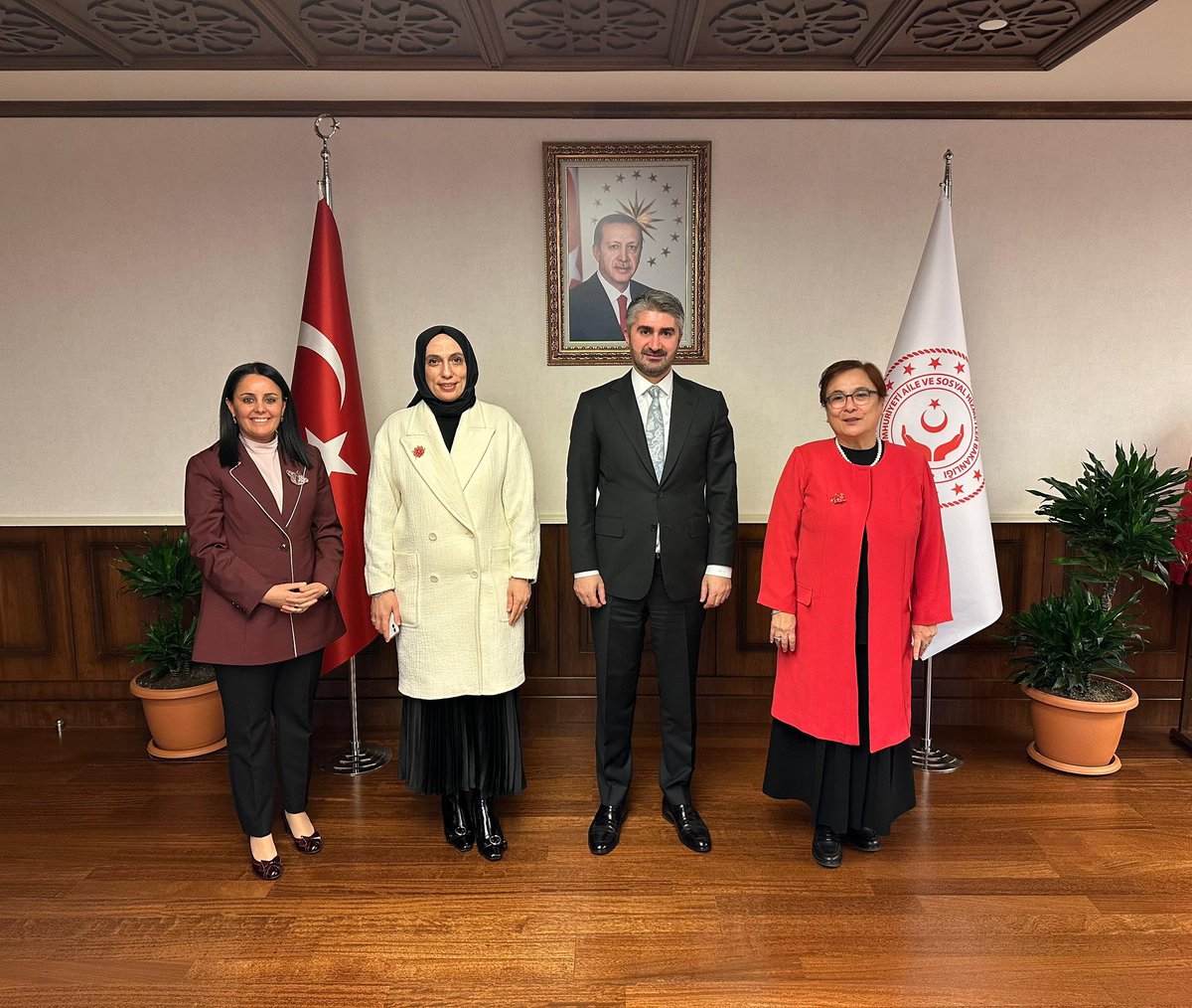 📍 Aile ve Sosyal Hizmetler Bakanlığı 

<a href="/tcailesosyal/">T.C. Aile ve Sosyal Hizmetler Bakanlığı</a> Bakan Yardımcımız,
çok değerli 
Zafer Tarıkdaroğlu Beyefendi’ye nazik ev sahiplikleri için teşekkür ederiz.

 <a href="/ztarikdaroglu/">Zafer TARIKDAROĞLU</a>