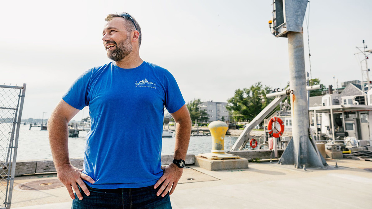 WHOI's tweet photo. 🚢After more than 9 years at sea, @rv_neil relief captain Mike Singleton has learned to #gowiththeflow—especially when that flow is a strong ocean current.

📲 Find out what it takes to navigate #scienceatsea: https://t.co/Hlt57uTOO7

📸 by Daniel Hentz © #WHOI https://t.co/Yyb5u3Gout
