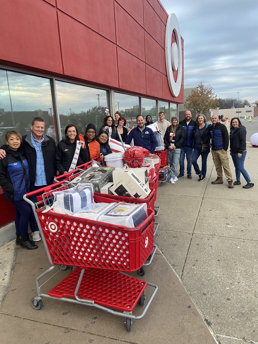TheDDCGroup's tweet photo. Our North American team partnered with @SafeHavenTN to support families facing housing instability in Nashville by providing essential household kits, offering stability during this season of hope. Proud to support our community since 1989. #CSR https://t.co/FFUR71XCGR https://t.co/rNI8jPxy26
