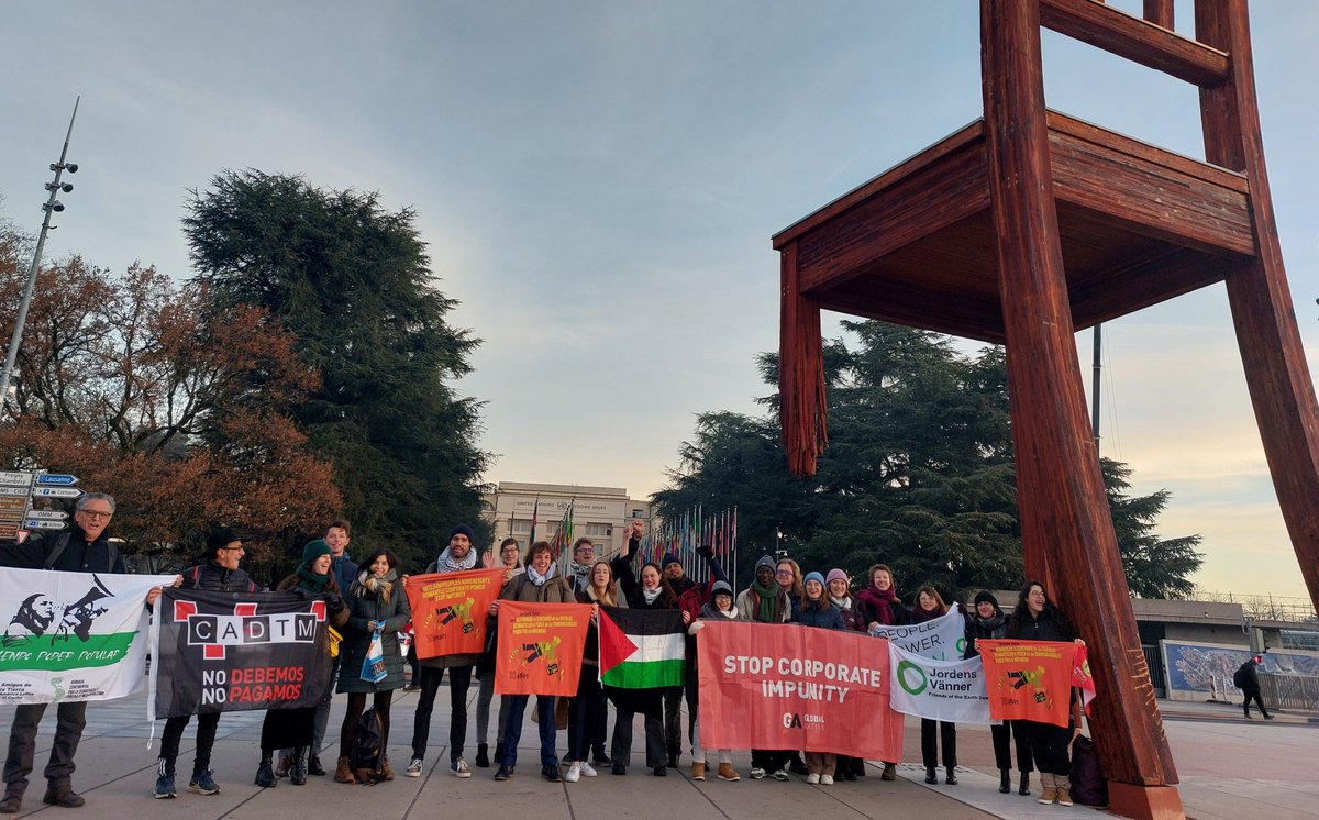 Tras 10 años, seguimos luchando por un #TratadoVinculante sobre #DDHH y empresas transnacionales.  

Exigimos acceso a la justicia y luchamos contra el silenciamiento de las voces de los afectados por los crímenes corporativos en la ONU.