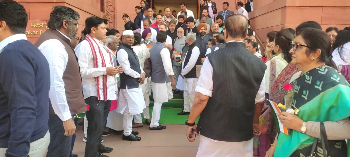 ndkirsan's tweet photo. *नई दिल्ली येथे आज सुद्धा संसद भवनासमोर लोकसभा विरोधी पक्ष नेते राहुलजी गांधी यांच्या नेतृत्वात सर्व काँग्रेस संसद सदस्यांनी सकाळी 10:30 वाजता अडाणीच्या लाचखोर भ्रष्ट कारभाराबाबत तसेच संभल हिंसेबाबत संसदेत चर्चेची मागणी करुन सुद्धा ती मिळाली नाही करिता  आंदोलन करण्यात आले. https://t.co/ZOC4afYgcT