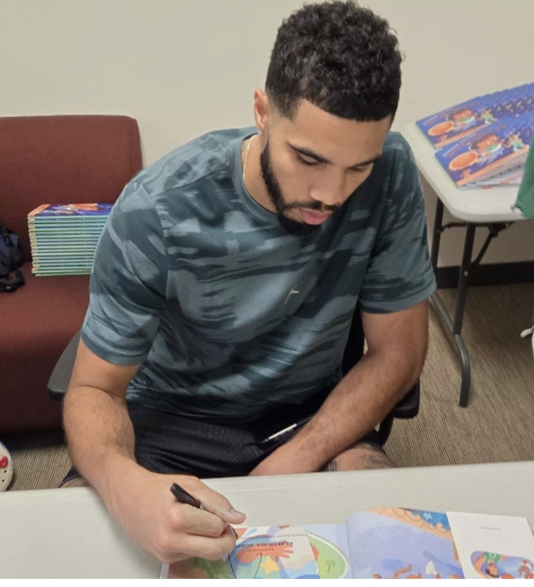 Sam_Apple1's tweet image. Win a Jayson Tatum-signed, 1st-edition of Baby Dunks-a-Lot!  ☘️🏀🍼

👉 To Enter: Retweet [this original post] with the words: "Win a Jayson Tatum-signed copy of Baby Dunks-a-Lot! ☘️🏀 🍼"

👉Enter by Thurs, 12/19, 11:59 pm (EST). Winner notified via DM. Arrives before Christmas!