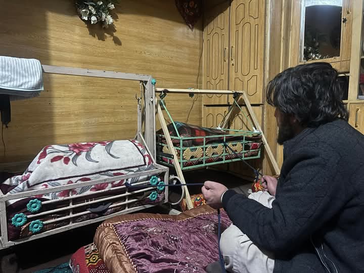 Wajid Hussain a father of five months old twin babies from #Parachinar been failed in getting powder milk for their babies as all the pharmacies and stores are out of stock. While crying he mentioned his misery over the non availability of nutrition. #SaveParachinar