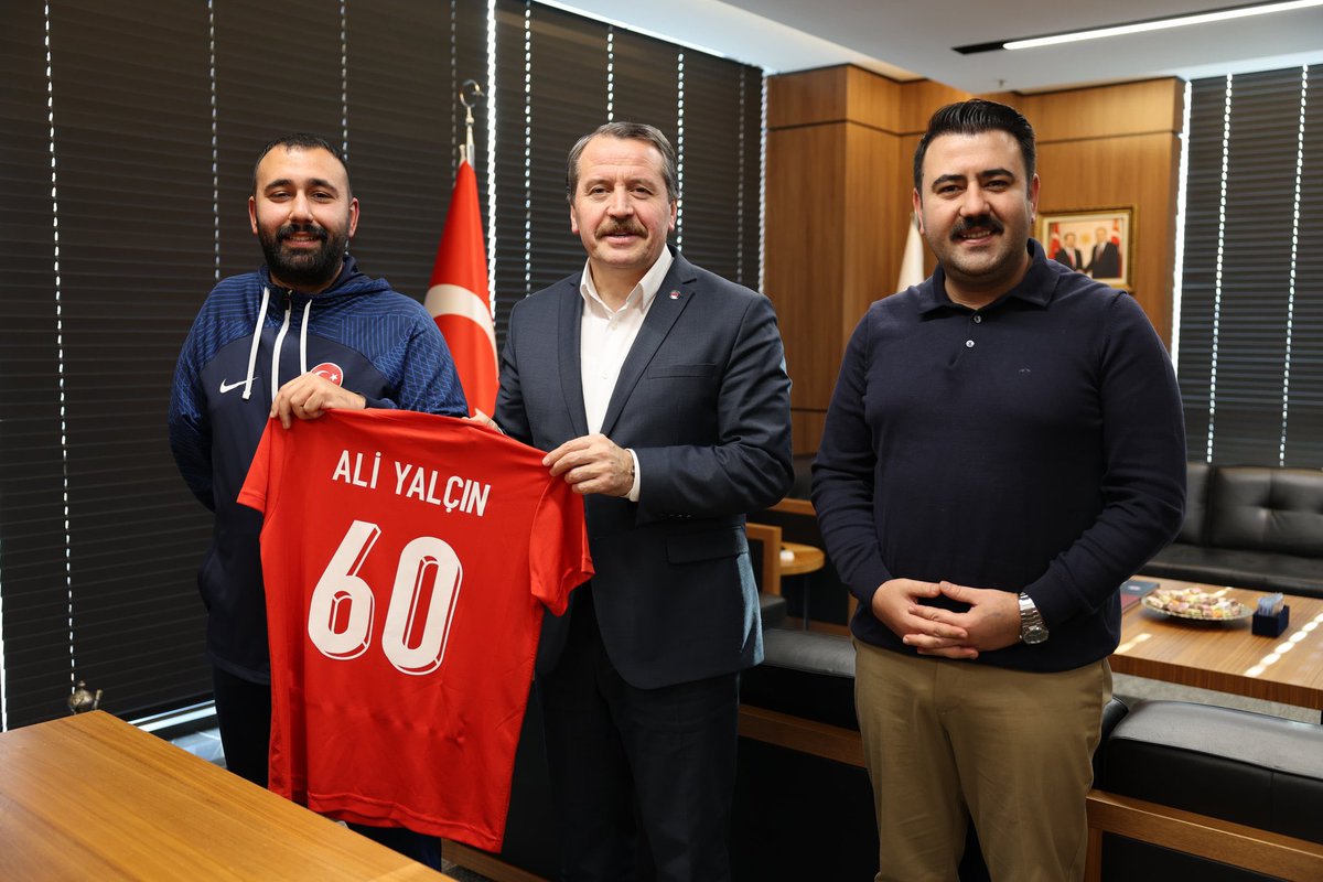 _aliyalcin_'s tweet photo. Umut Can Hocam; 
imza da forma da çok güzel

Ampute A Milli Futbol Takımı Antrenörü Umut Can Günay’ın Eğitim-Bir-Sen’e üyelik formunu imzaladık. 

Hocamızın imzası karizma, hediye ettiği 60 numara forma ise çok anlamlı 😊

@UmutCanGnay06 Hocam, 
Hoş geldiniz