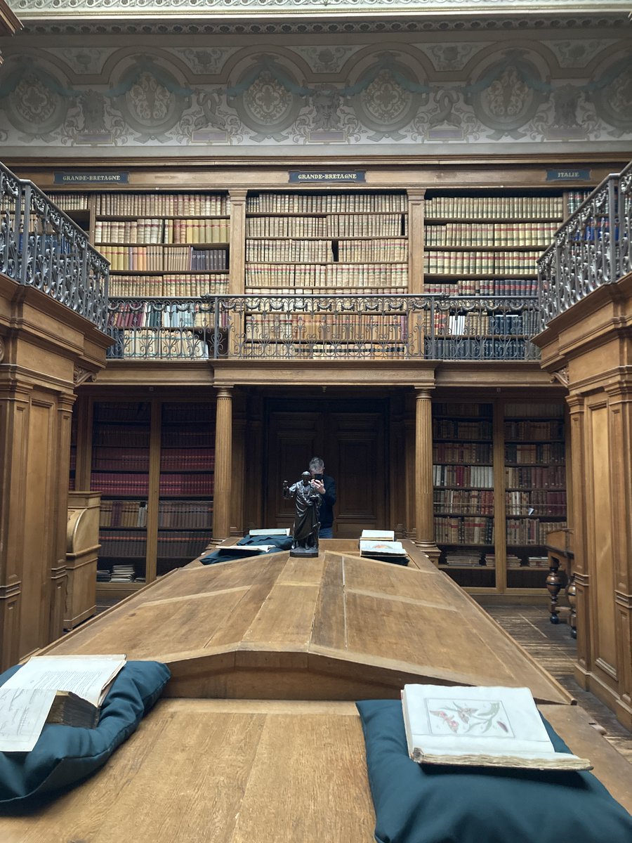 Jumping right into action with day 1 of VisionLab, in which we looked at books on butterflies &amp; moths at the Teylers Museum, Haarlem. Discussions centered around how to visualize microscopic observations of the insects through prints and related challenges. #VisualizingtheUnknown