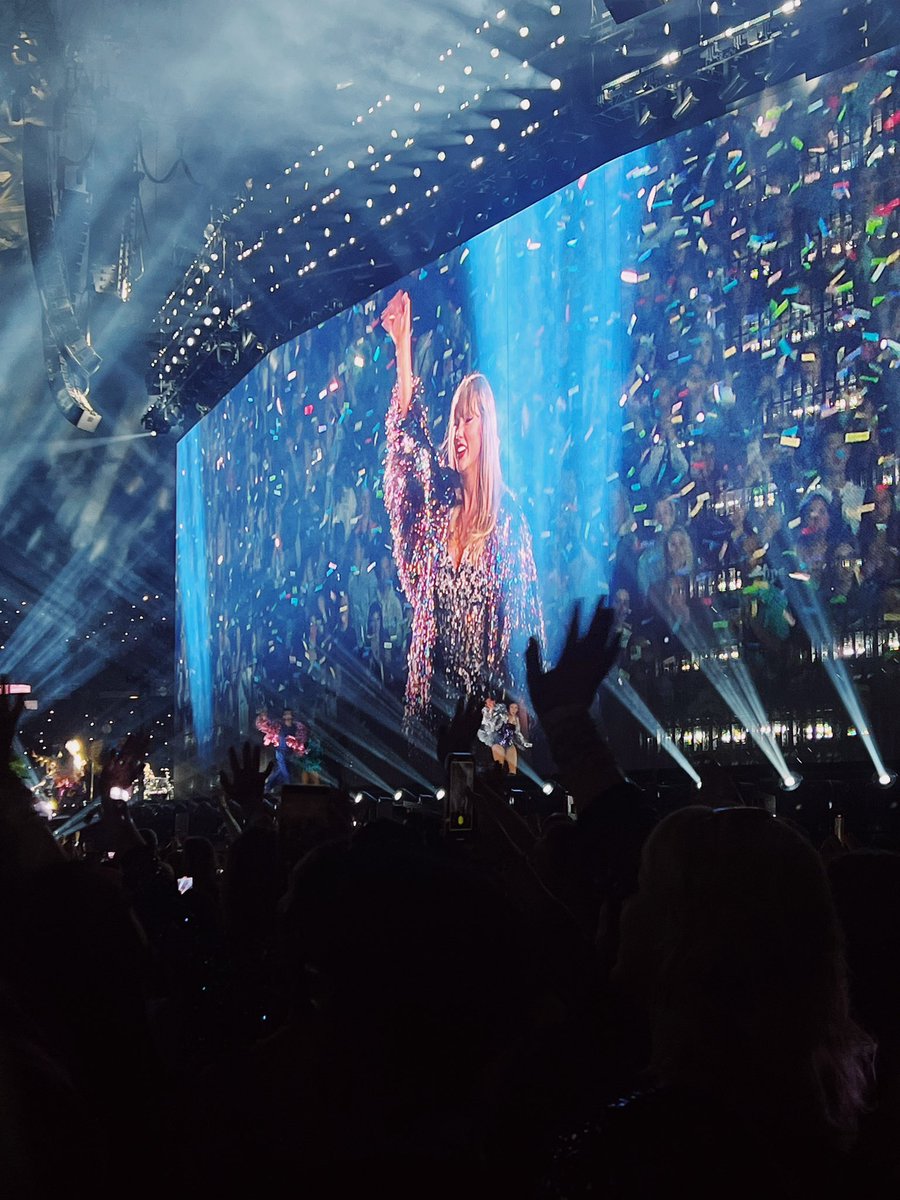 forgivemematt's tweet photo. pittsburgh n2 + tayronto n1 🩷🤗
              @taylornation13 https://t.co/8276mlTwAZ