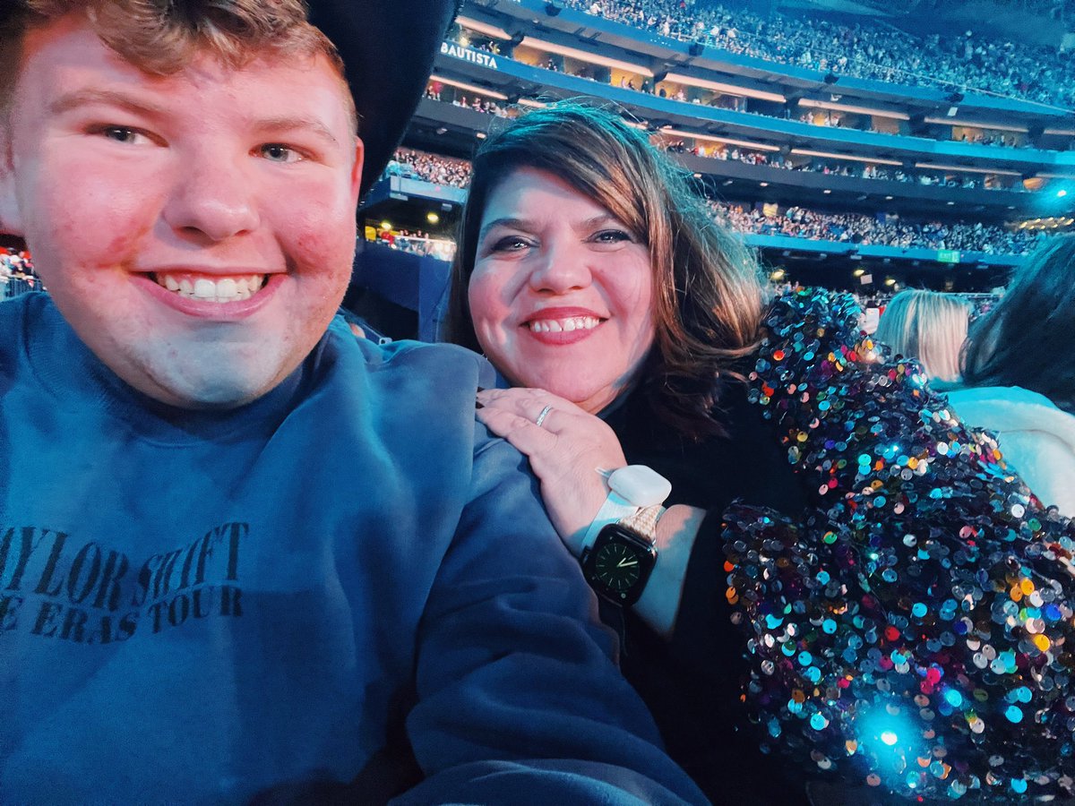 forgivemematt's tweet photo. pittsburgh n2 + tayronto n1 🩷🤗
              @taylornation13 https://t.co/8276mlTwAZ
