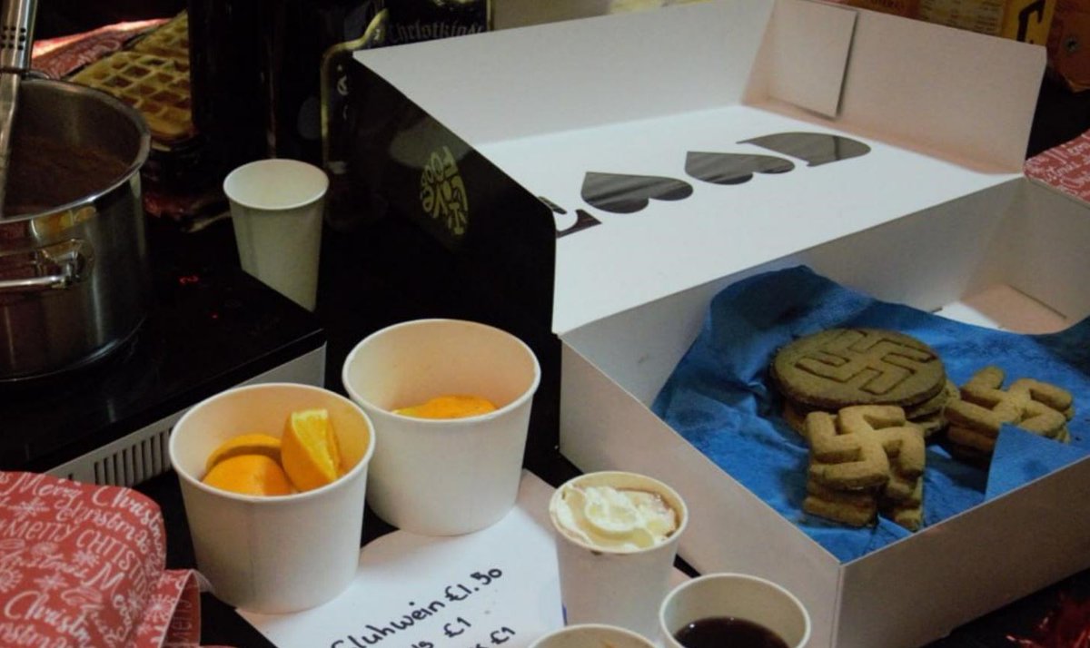 We ontvingen een paar foto's van een bezoeker van de bewuste kerstmarkt die in laatste alinea van het <a href="/volkskrant/">de Volkskrant</a> artikel wordt genoemd:
volkskrant.nl/nieuws-achterg…