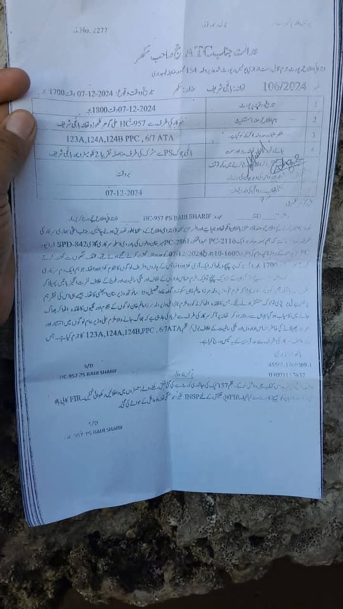 ShafiqAhmadAdv3's tweet photo. علی وزیر 3 اگست 2024 سے آج تک مسلسل جیل میں قید ہے لیکن 7 دسمبر کو حب میں FIR دی کہ شام 5 بجے گڈانی جیل کے باہر پولیس والے سے بندوق چھین کر فائرنگ کی کوشش کی اور اسی دن ایک FIR سکھر میں دی کہ 5 بجے سکھر میں ریاستی اداروں کے خلاف تقریر کی ہے
دونوں شہروں کا فاصلہ 517 کلومیٹر ہے https://t.co/W5jChpkIQl