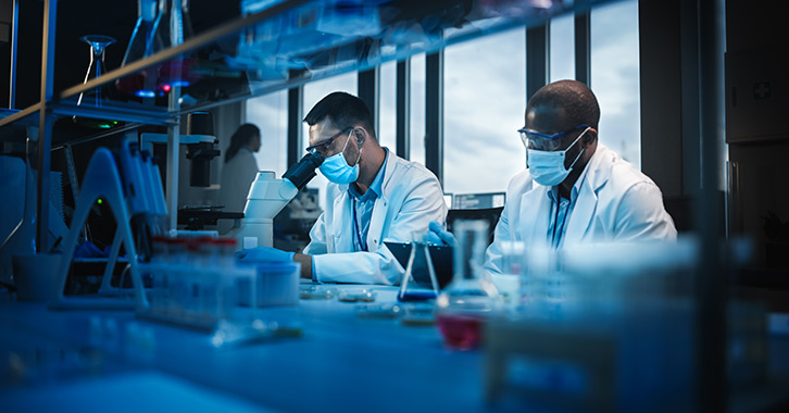 The fight against #COVID19 has been a crash course in adapting quickly to a rapidly evolving virus. 
CoVaRR-Net’s Pillar 1 has been on the front line of that fight. Its work has left an indelible mark on pandemic preparedness &amp; vaccine research. Read more: tinyurl.com/ner2txwy