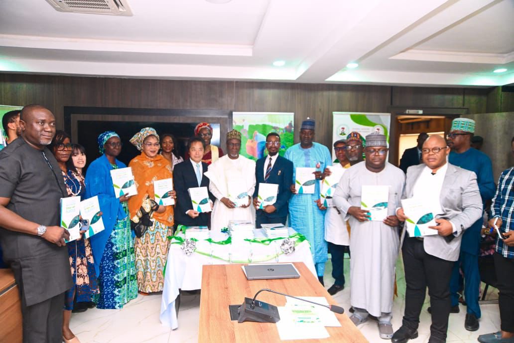 The Minister of <a href="/FMEnvng/">Environment Ministry</a> <a href="/BalarabeAbbas_/">Balarabe Abbas Lawal</a> , has unveiled the Implementation Guidelines for the National Policy on Plastic Waste Management. Developed with <a href="/UNIDO/">UNIDO</a> and Japan, the initiative seeks to reduce plastic waste, promote green solutions, and foster a sustainable future.