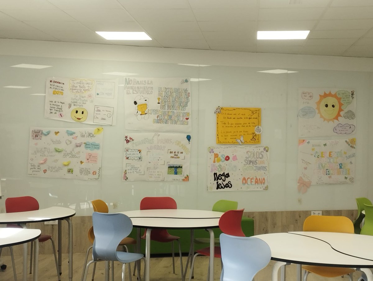 IESRENACIMIENT0's tweet photo. En estas fechas hay regalo, resultado de un taller de Motivación: mensajes cargados de frases motivadoras para todo un curso por delante. Gracias a nuestros grupos de CAE y a su profesora de RET , Charo, el
APE luce así para todos ustedes. GRACIAS @AfaRenacimiento https://t.co/VLfoCPduYO