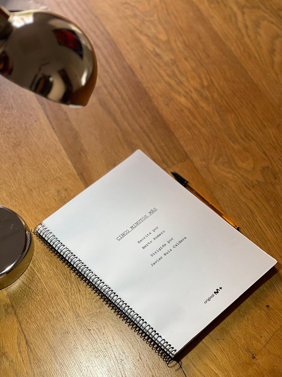 Me hace especial ilusión contaros que tenemos entre manos el guión de ‘Cinco minutos más’, una película que he escrito yo mismo y que dirigirá Javier Ruiz Caldera.

‘Cinco minutos más’ es una película Original de Movistar Plus+, producida por El Terrat (The Mediapro Studio) e