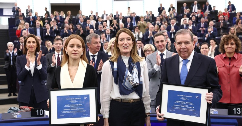 VozdeAmerica's tweet photo. 🇻🇪 El Parlamento Europeo entregó a los líderes opositores venezolanos, María Corina Machado y Edmundo González Urrutia, el máximo reconocimiento en materia de derechos humanos del bloque.