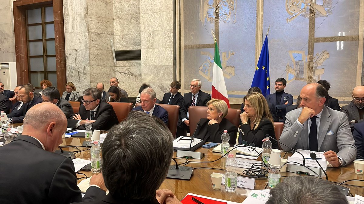 ❗Tavolo <a href="/Stellantis/">Stellantis</a>-<a href="/mimit_gov/">MIMIT</a> 
#RobertoVavassori-Presidente #ANFIA: soddisfatti per gli impegni presi sulle produzioni negli stabilimenti nazionali 
🎤 Apprezzata la dichiarazione di voler migliorare i rapporti con i fornitori italiani
👉tinyurl.com/csuf6njr
#ANFIASocial