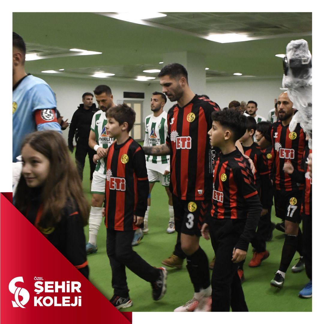İşte Şehir Koleji ruhu! 🖤❤️

Eskişehirspor’un Manavgat Belediyespor’u 2-1 yenerek liderlik koltuğuna oturduğu tarihi maçta, öğrencilerimiz seremonide futbolcularla birlikte sahaya çıkarak büyük bir gurura ortak oldular! 🏟️✨