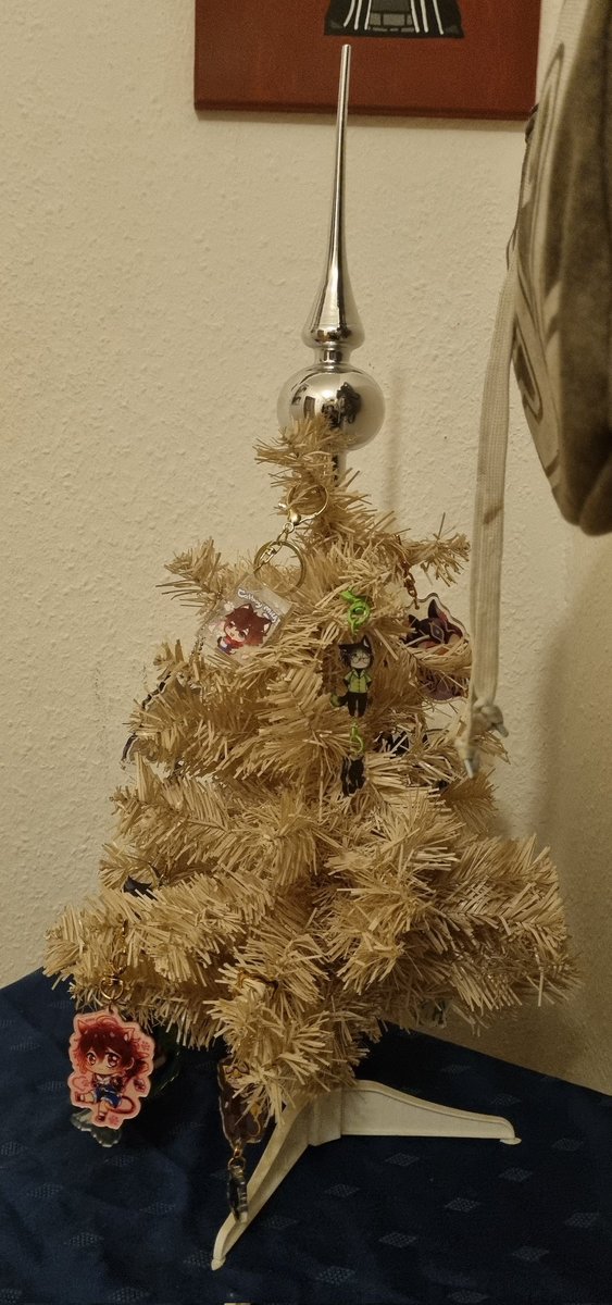 kuriou_senpai's tweet photo. Mein kleiner Weebnachtsbaum zu Weihnachten mit vielen VTubern aber auch cuten Boys aus Webtoons, Games &amp; vieles mehr! 🎄🎮🤓

#Weeb #christmastree #Gaming #webtoon #GERVuber #Weebnight #VTuber #Yaoi #Boyslove https://t.co/G09fx8skWi