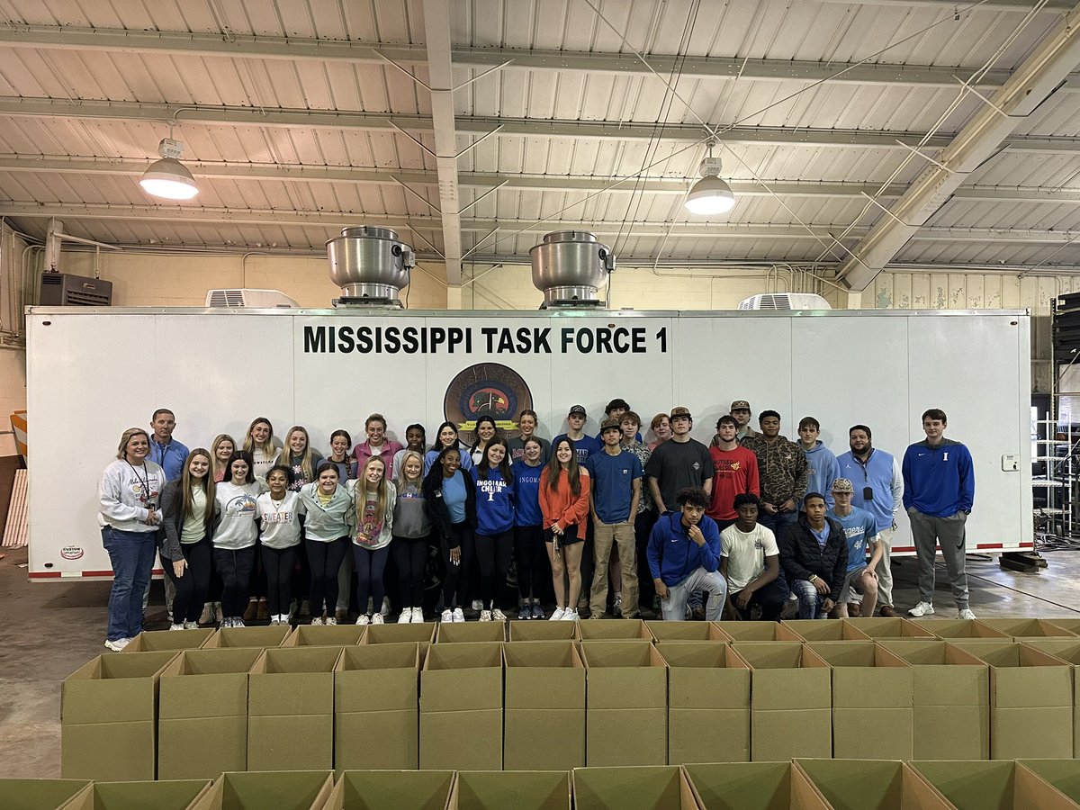 Huge thanks to Ingomar Basketball teams for packing the boxes for Sharing at Christmas today!!! Great to have our student-athletes helping in this community work.
<a href="/coachjonashley/">Jonathan Ashley</a> <a href="/CoachTAdair/">Trent Adair</a>