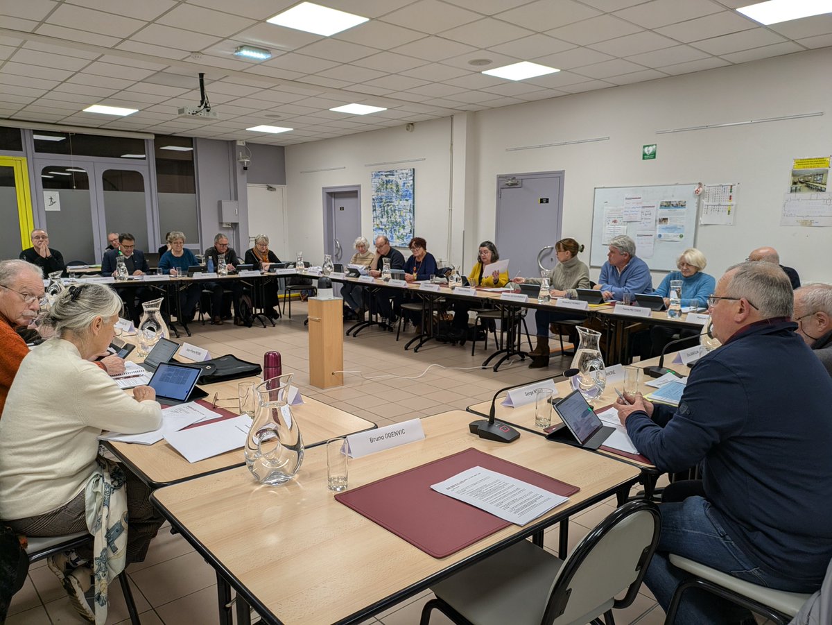 En préambule du Conseil municipal de #Quimperlé, une minute de silence a été observée en hommage aux victimes du cyclone Chido à Mayotte.
Une aide financière sera proposée lors du Conseil municipal de janvier 2025.