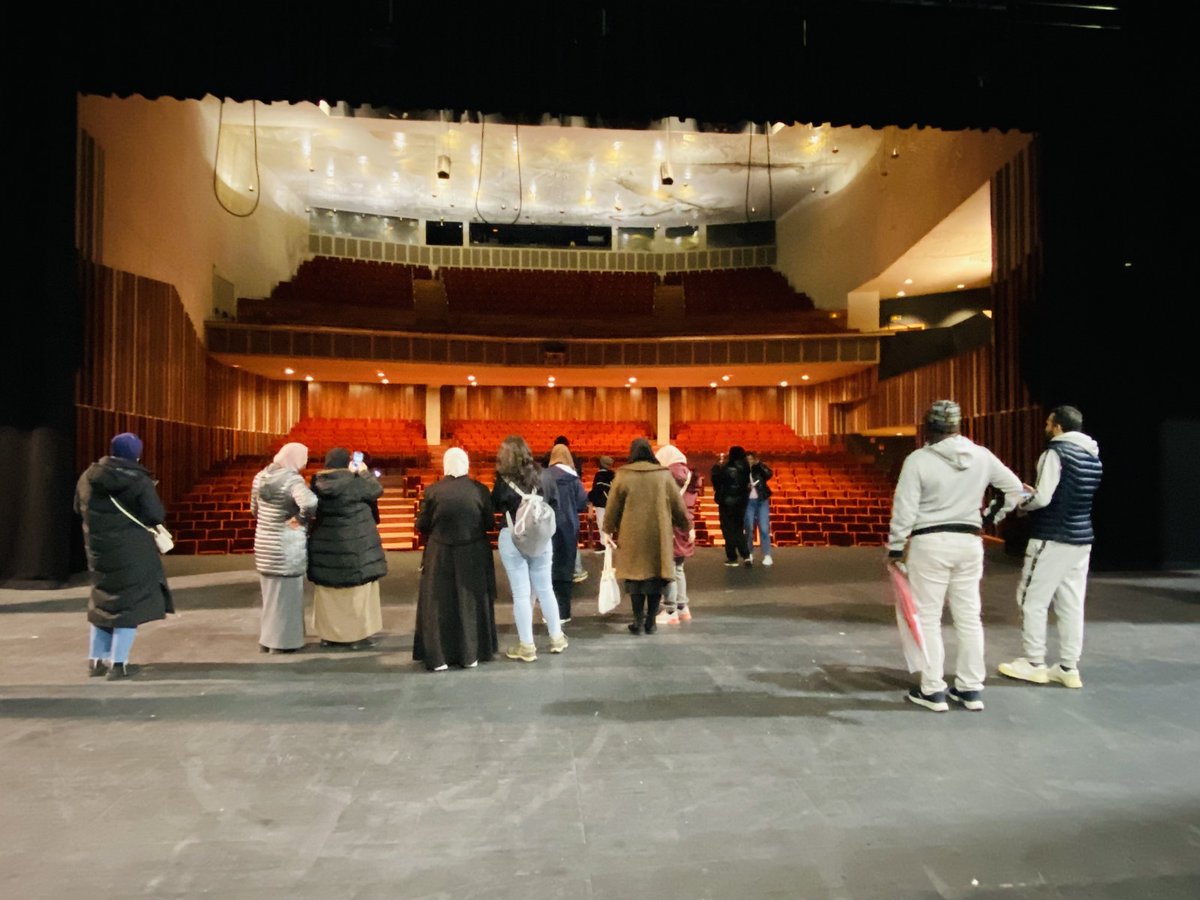 Dimecres vam visitar <a href="/latlantidavic/">L'Atlàntida Vic</a>, Centre d’Arts Escèniques d’Osona. Vam veure: l’auditori Joaquim Maideu, la sala Ramon Muntanyà (l’escenari i les butaques), els camerinos… Ens va agradar molt. Moltes gràcies Piti i Sara per fer-nos de guies i explicar-nos-ho tot tan bé!