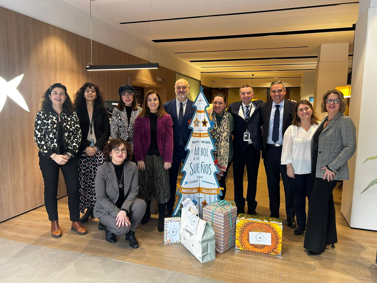 En el año de inauguración de la Store San Fernando Santander, no podíamos faltar a la cita del #ÁrbolDeLosSueños. Genial iniciativa de CaixaBank que cada año tiene más participantes. Felices, por hacer felices a quien más lo necesita.