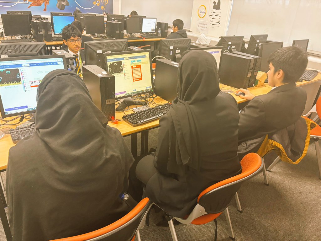 CarltonBolling's tweet image. Exciting times ahead! Our Digital Leaders are diving into Raspberry Pi projects and mastering BBC micro:bit coding to kick off our new coding club. The future is digital! #CarltonComputing #CodingClub #DigitalLeaders