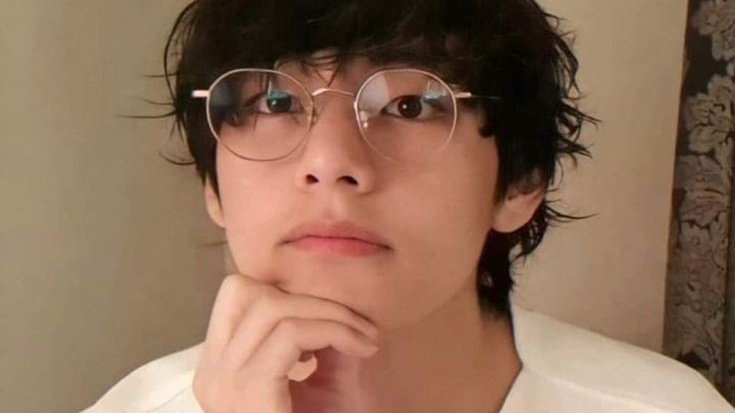 ppredicts5's tweet photo. Taehyung in 2025
= Continued speculation about his acting career or a collaboration with a high- profile Korean director might dominate.
= Rumors about his relationship with BLACKPINK's Jennie or another idol may persist, regardless of confirmation. https://t.co/0fh790x33H