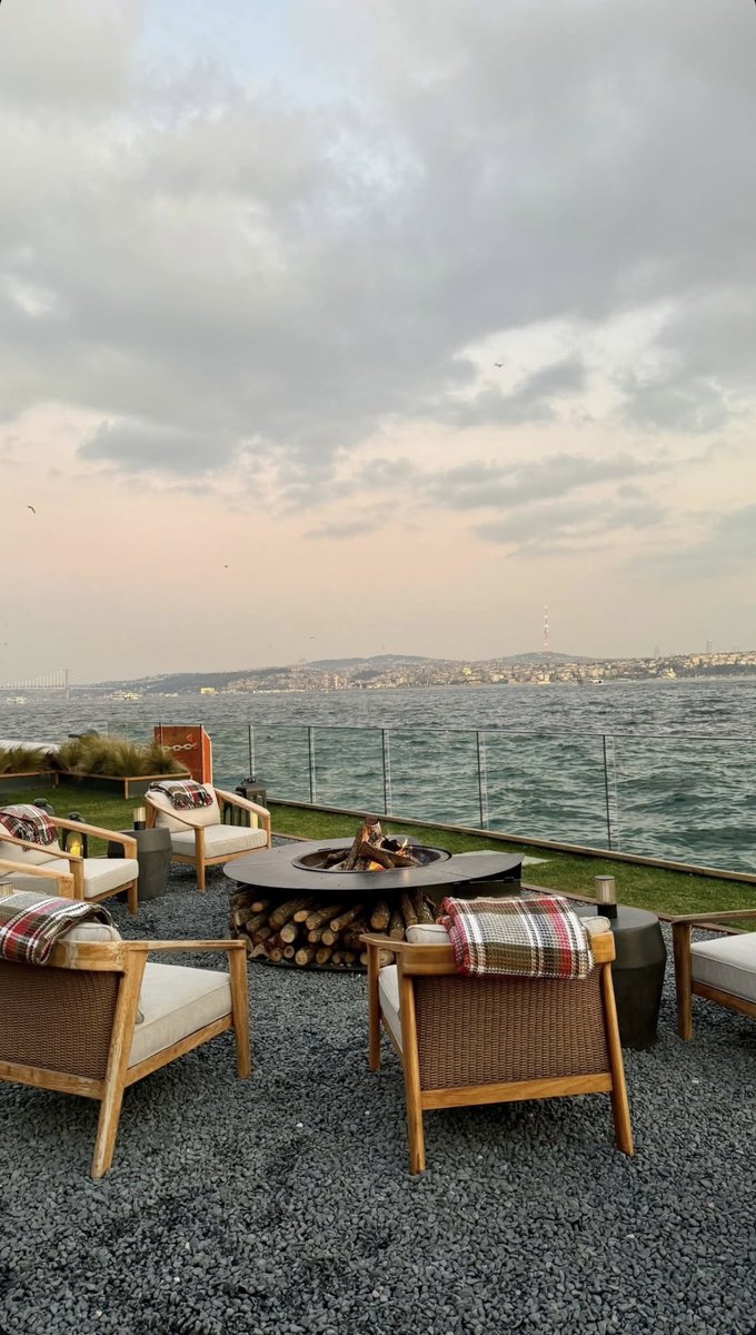 istanbulliste's tweet photo. Karaköy, The Peninsula Hotel’in ateş çukurunda sevdiklerinle manzaraya karşı bir şeyler iç. https://t.co/wQ1ZsSuuHJ