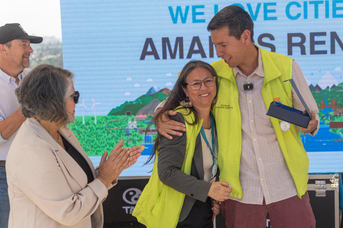 ¡AMAMOS #Renca💚! Hoy en el Parque #CerrosDeRenca⛰️ fuimos premiados como ganadores de la competencia internacional #WeLoveCities de <a href="/WWF/">WWF</a>🐼. Gracias a nuestr@s socios y al impulso de l@s jóvenes q fueron voceros de nuestros avances y compromiso x alcanzar la carbono neutralidad💪