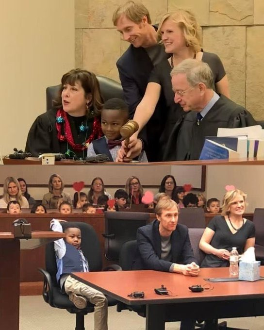 5. Un niño de 5 años invitó a toda su clase de jardín de infantes a presenciar su adopción. Todos se presentaron.