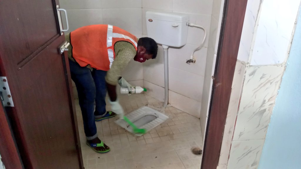 SVPMC_ANI's tweet photo. Under the #CleanToiletChallenge, a cleanliness drive was conducted at the #CorbynsCoveBeach toilet, focusing on hygiene &amp; sprucing up surroundings. Safaimitras &amp; dedicated beach volunteers enthusiastically participated, ensuring a cleaner &amp; more welcoming environment for all! https://t.co/MmsSJhllJP
