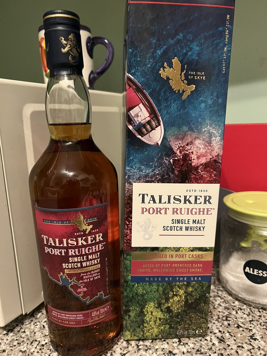 Manclee's tweet image. To me love me! The only #Talisker #whiskey I like, the least peaty I feel. I enjoyed a tipple at the bar during a previous visit to the #distillery on #Skye.