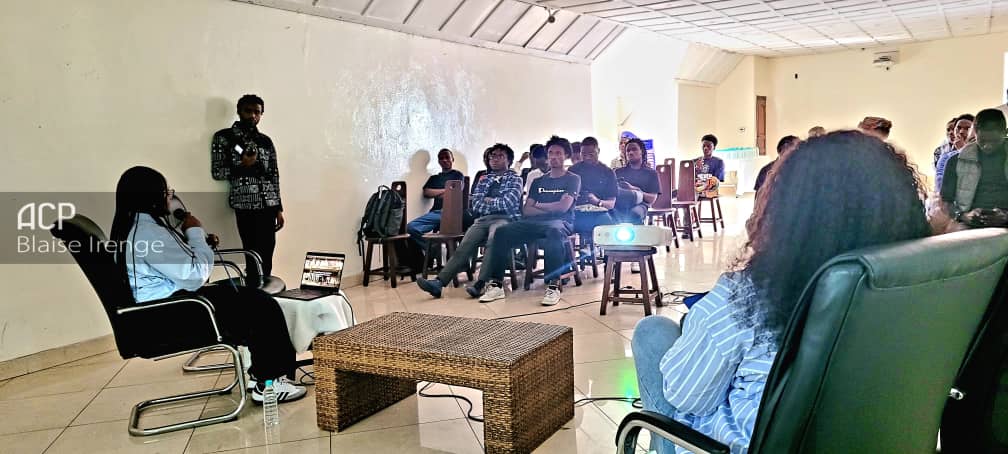 #RDC: L'Institut Français de Goma, dans l' Est de la République démocratique du Congo, a servi mardi de cadre à une soirée d'échange sur la photographie organisée par Efotho, une structure d'encadrement des jeunes.

Cette soirée a été l'occasion pour les participants de mener une